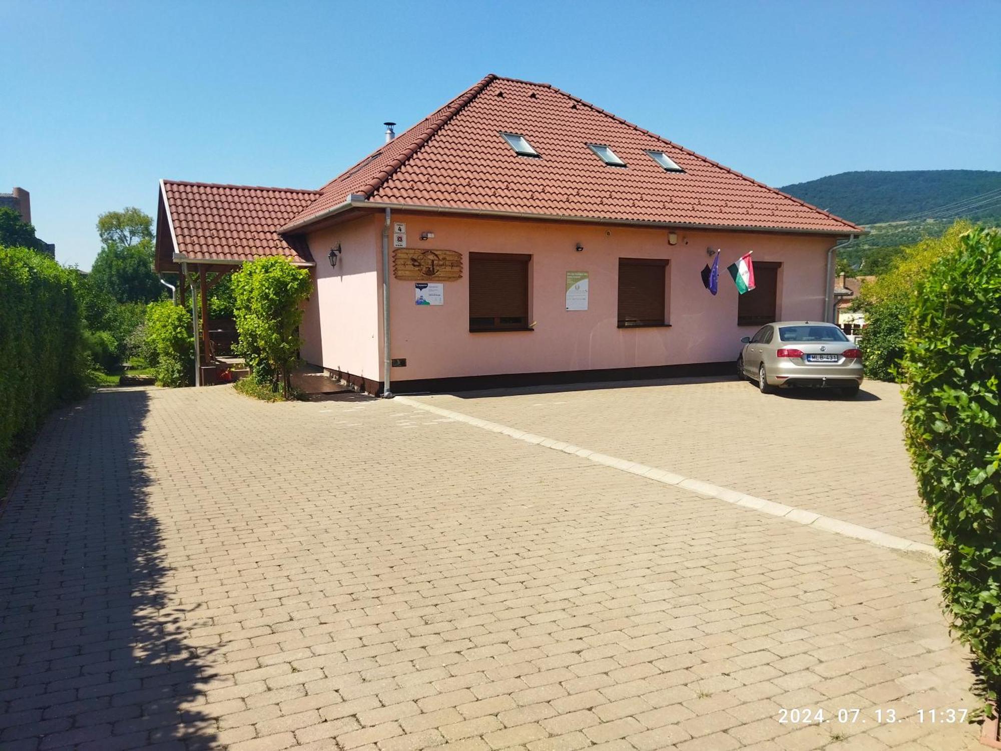 Var-Liget Vendeghaz Kisnána Exterior foto