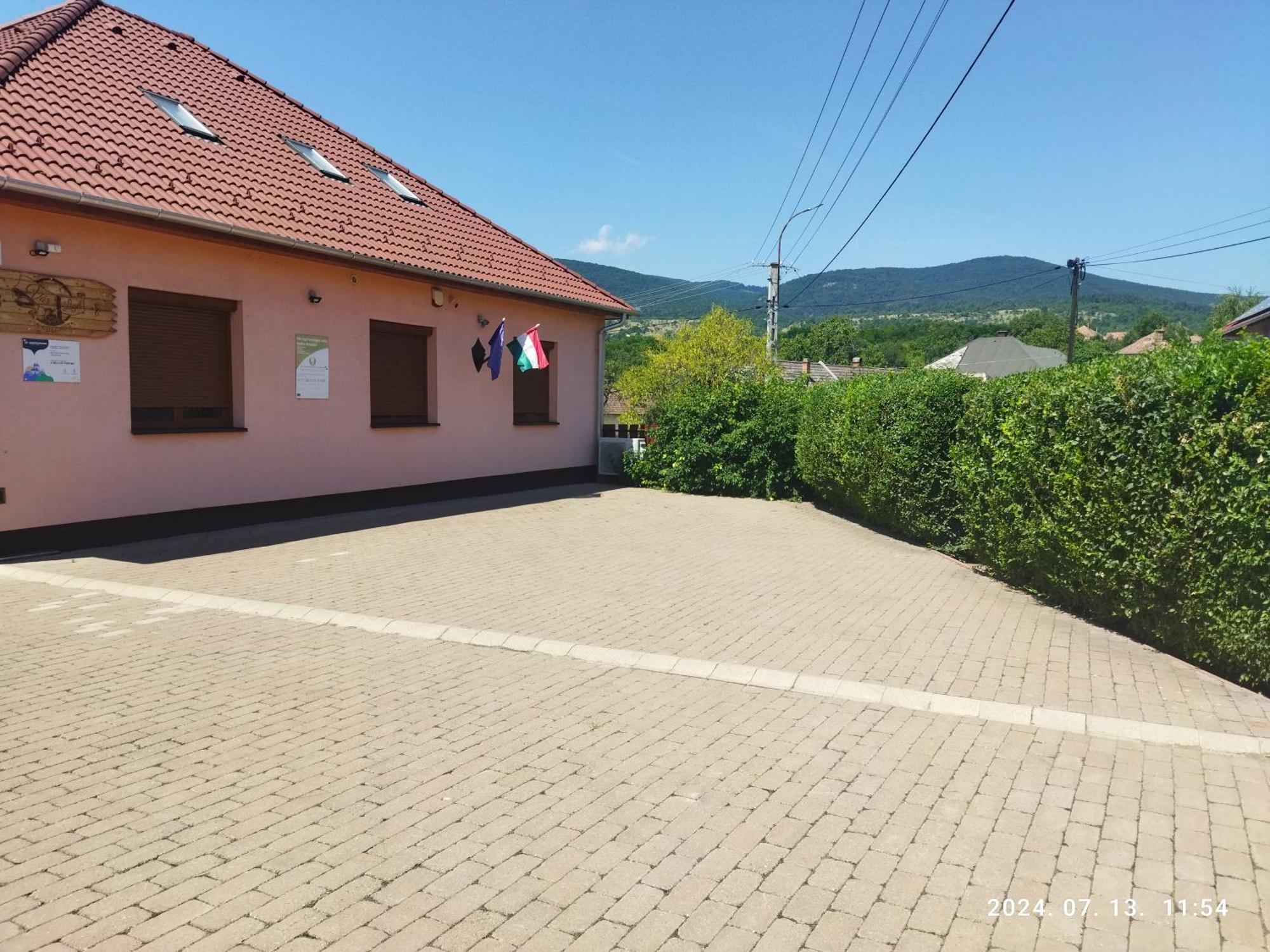 Var-Liget Vendeghaz Kisnána Exterior foto