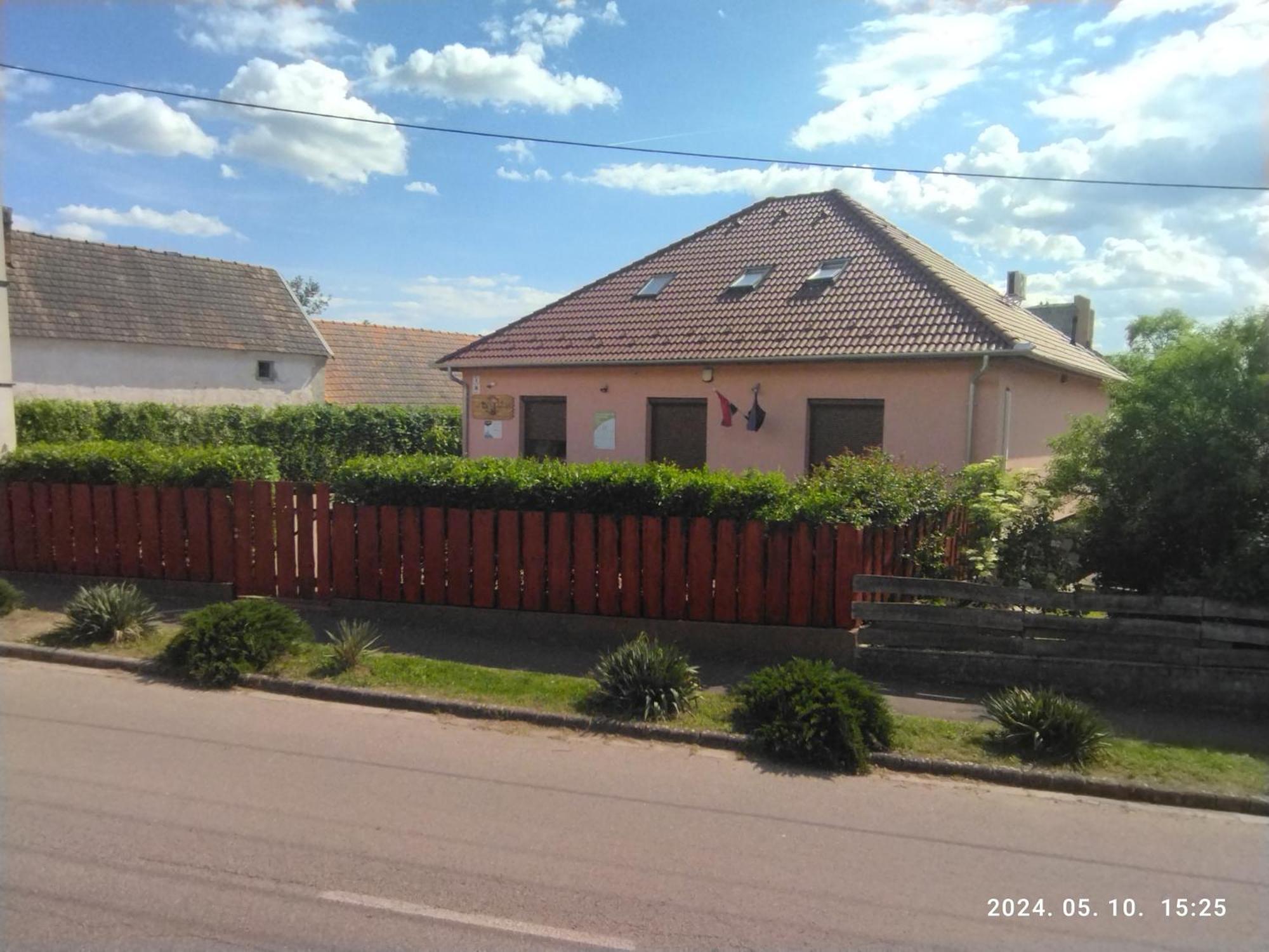 Var-Liget Vendeghaz Kisnána Exterior foto