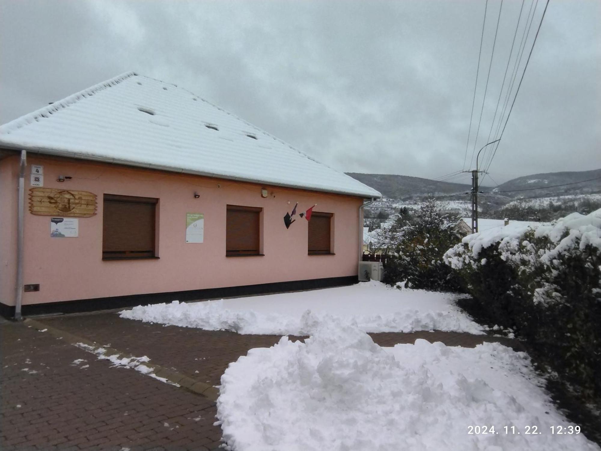Var-Liget Vendeghaz Kisnána Exterior foto